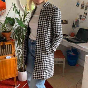  - Hundtandsmönstrad kappa från H&M, nyskick, storlek 34 men lite större i storleken skulle jag säga  