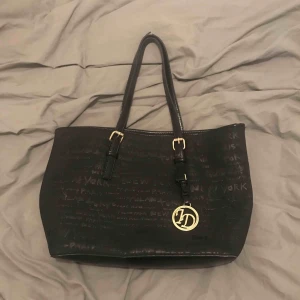  - En väska från Ines Delaure Paris. Köpt i Stockholm. Sparsamt använd men drag kedjan inuti väskan är lite sönder därav priset.