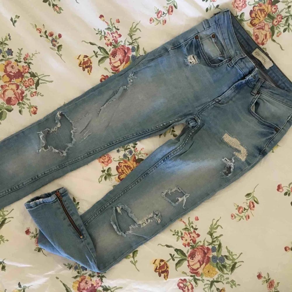 Slitna Kristen jeans från GINA TRICOT i strl W28/L30 i fint skick. Säljer då de inte kommer till användning, frakt tillkommer.. Jeans & Byxor.