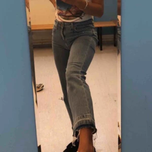  - Skitsnygga ljusblå Lee jeans, slutar vid ankeln och är fransade 