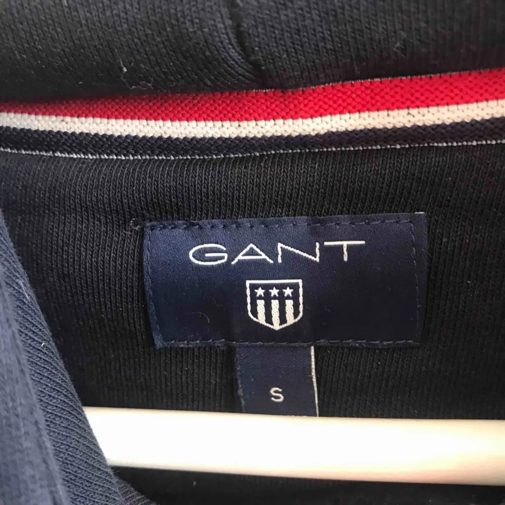 Gant hoodie i storlek small. Knappt använd. . Hoodies.