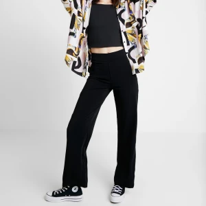 Kostymbyxor - Säljer dessa populära byxorna från bikbok, använd några gånger så dom är lite noppriga nedanför midjan men inget man tänker på. Man stänger dom med en dragkedja, säljer dom även i grått. 📦 Köparen står för frakt! 