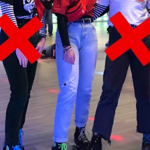  - ett par mom jeans från lindex. bekväma och fint skick🥰ljuset på bilden gör att de ser blåare ut än vad de är i verkligheten✨