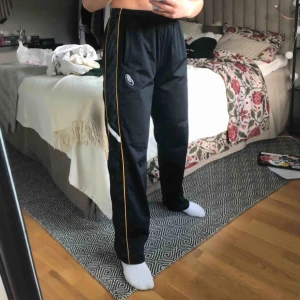  - Märket på byxorna är asics, men köpta på Beyond retro. De är huuur sköna som helst och har knappar upp till knät om man vill öppna upp dom 