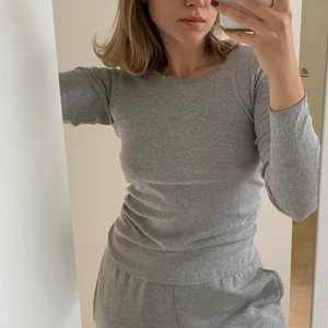 Grå ribbad tröja från Mads Nordgaard  - Vanlig grå ribbad långärmad tröja från danska märket Mads Nordgaard! Fint skick 