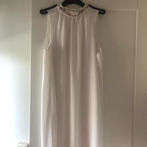 Fin vit klänning - Säljer denna klänning då den inte kommer till användning för mig. Endast använd en gång, nyskick. Ger en ”flowig” känsla. Betalning sker via swish, frakt tillkommer. 