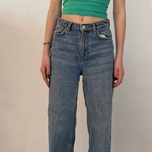 Jeans från weekday i modell ”Ace”! I mycket bra skick förutom en mycket svag fläck på ena bakfickan:)