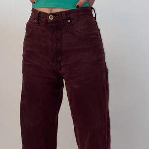 Snygga vintage jeans från märket jackeroo! Köpta på second hand och i bra skick:) skulle säga i vinröd färg