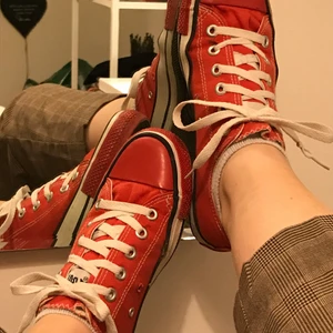 Retro Converse - Super snygga röda vintage converse i unik design! Kommer tyvärr inte till användning. Storleken är 41, skulle säga att de passar 40 också!✨ Lite slitna på insidan och saknar 2 metall detaljer (bild 3) annars i bra skick och as balla!⚡️ 