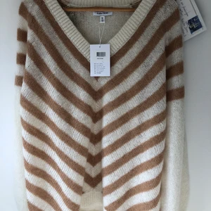 & other stories LA atelier  - Köpt för 790 sek. Har aldrig haft den på mig för jag insåg att färgerna inte klädde mig, TYVÄRR. Finns i Stockholm. Kan lägga på lådan till dig som inte bor i Stockholm. Jag står för frakten. 