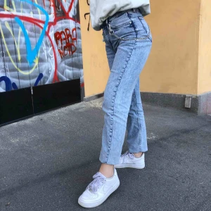  - Världens skönaste och snyggaste jeans! De har en väldigt smickrande passform. På de första bilderna är de lite uppvikta men man kan se på sista bilden hur de går över anklarna🥰