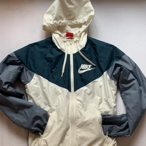 Nike träningsjacka  - Vatten- och vindtät träningsjacka. Jackan är luftig och i ett väldigt bra skick. Köparen står för eventuell frakt