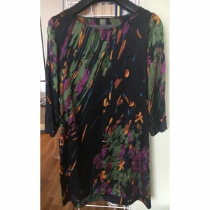 Elie Tahari silkesklänning - Märke: Elie Tahari Typ: Klänning Storlek: M Färg: svart med färgat mönster Material: 100% Silke Längd (cm): 86 Bröstvidd (cm): 90  Varan är i jättebra skick. Köparen står för frakt. Kan skickas eller avhämtas i Stockholm efter överenskommelse. 