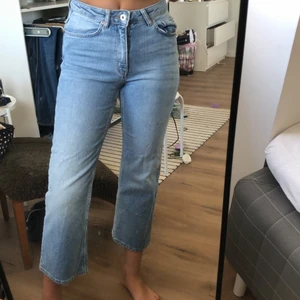 Carin Wester jeans - Säljer kroppade Carin Wester jeans som är i fint skick. Storlek 34 och säljer dem för 250kr.