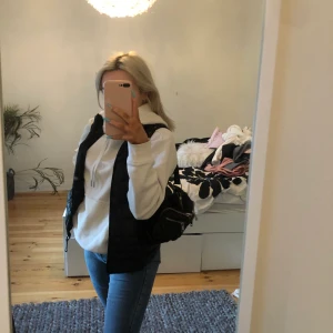 Väst från Vero moda  - Basic väst från vero moda, passar till allt, storlek xs funkar som s. 