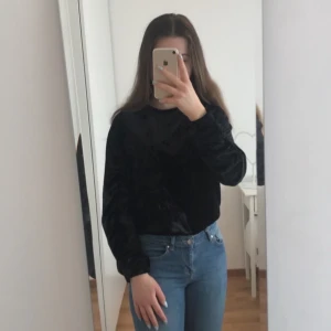 Svart tröja i storlek xs - Svart tröja i storlek xs men funkar även till s✨ från FB sister. Typ silkesmaterial armarna är lite puffiga 🌟 säljer för 40kr och köparen står för frakten⚡️