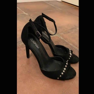 Skor - Har bara används en gång, i bra skick FRI FRAKT