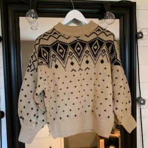  - Super mjuk och mysig stickad tröja ifrån Monki helt oanvänd (lappen sitter kvar) Nypris 350 