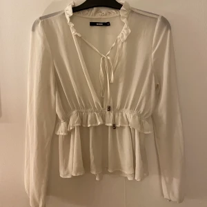 Vit blus strl XS - Meshblus från BikBok i strl XS, djup urringning med knytning vid kragen. Frakt 60kr