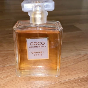 Chanel parfym - En coco chanel parfym som luktar väldigt gott och den är knappt använd. Har haft den hemma i en månad men tyvärr inte använt den. 