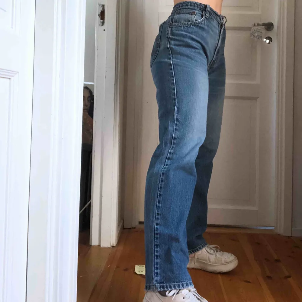 Perfekta jeansen som passar till allt! Raka i modellen och storleken är nog en M skulle jag säga, passar S med skärp! Möts upp i Lund, Malmö (ibland Stockholm), annars tillkommer frakt! Hör av dig om frågor:). Jeans & Byxor.