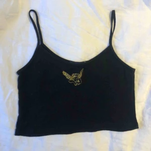  - Svart linne från brandy melville med en ängel i guld. Är storlek one size men sitter bra på mig som vanligt är storlek S. Kan mötas upp eller frakta då köparen står för kostnaden. Skriv privat om ni har frågor eller är intresserade!