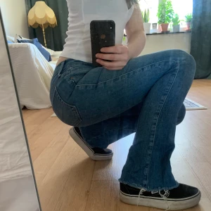Bootcut jeans - Blåa bootcut jeans i storlek S. Tajta hela vägen ned till mitten av smalbenet, svänger inte ut jättemycket. Jag är 162 cm lång, perfekt längd på mig 😛 