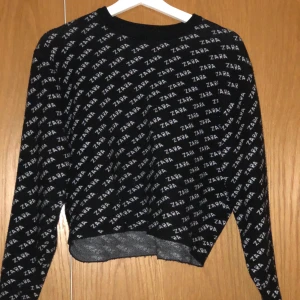 Zara sweater - Säljer min älskade zara tröja som är lite oversize då jag behöver lite pengar. Den är väl omhändertagen om. Köpt i vintras innan den sålde slut! Väldigt populär 