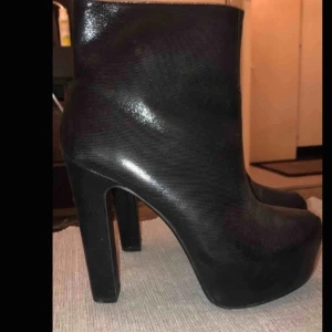  - Super fina höga klackar i skinn. Endast använt 2 gånger. Säljes på grund av att de ej kommer till användning. Pris kan diskuteras.