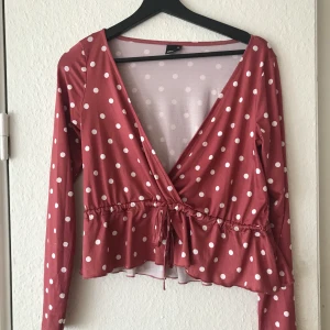 Söt topp med snörning - Gullig topp från Gina tricot med prickigt mönster! Strl xs men jag kan ha den som vanligtvis är en S. 