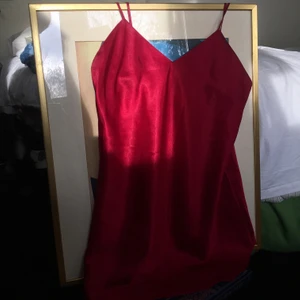 Röd klänning - 100% siden, strl 36/38 🥰