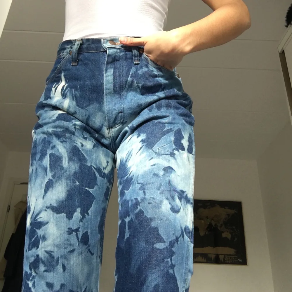 supeeeeersnygga tie dye jeans. Strl 26, från beyond retro från början!. Jeans & Byxor.