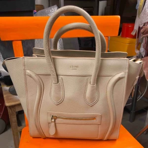  - Céline väska. Creme vit i bra skick!  Tror ej äkta, har inga papper på det. Men mycket bra gjord. 