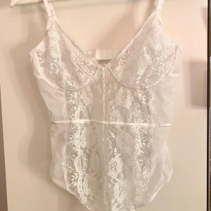 Superfin spets body från nakd - Spetsbody från nakd. Säljer på grund av förliten annars så fin😓 aldrig använt mer än provad. Frakten i går i priset😊