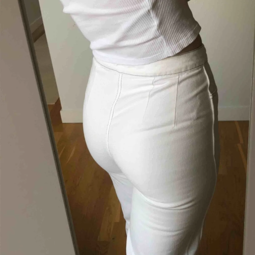 fina vita byxor från Weekday, sparsamt använda så i fint skick. Storlek 36/small, perfekt passform. frakt tillkommer🦋. Jeans & Byxor.