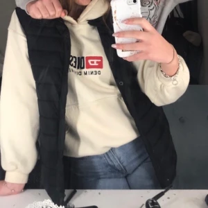 Svart/ mörkblå väst - En helt vanlig svart/ mörkblå väst strlk Xs lite stor i storleken men jätte fin. (Inkl frakt) 