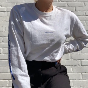 Poeticcollective longsleeve tskirt  - Långärmad vit tskirt från PoeticCollective. Storlek M, moln på sidorna av ärmarna. Använd. Kan mötas i Malmö eller frakta mot kostnad 💥