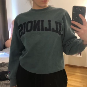 Tröja - Sweatshirt/tjocktröja från Champion. I fint skick bortsett från att lappen har gått sönder i två haha🥰