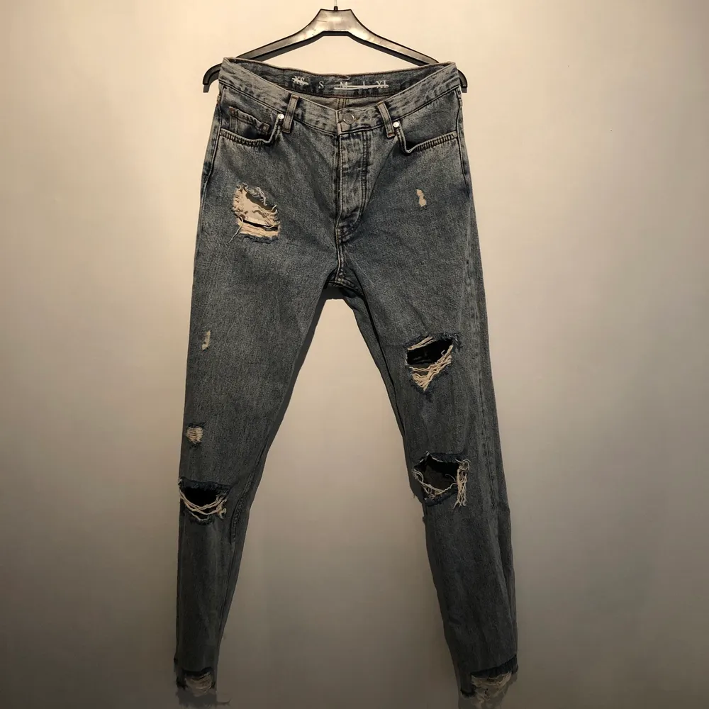 Håliga mom jeans från BikBok, storlek S!! Säljes för 300 inklusive frakt ☺️. Jeans & Byxor.