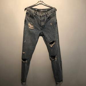 Håliga mom jeans från BikBok, storlek S!! Säljes för 300 inklusive frakt ☺️