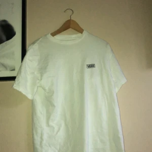 vans t-shirt - snygg vans t-shirt med tryck i ryggen. Köpt på Carlings herravdelning så den är oversized. Använd fåtal gånger