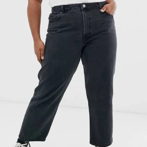 ASOS Curve Svarta jeans med raka ben - Från ASOS plus size kollektion! Jättebra kvalité, Använd några fåtal gånger. Säljer pga för stor storlek. DMa om du har frågor, Frakt ingår i priset 
