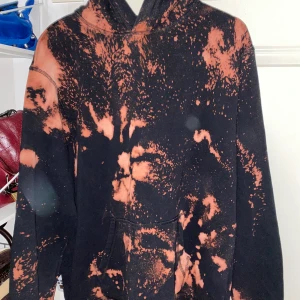 Hoodie - Cool hoodie i bra skick! Oversize beroende på hur man vill den ska sitta! 