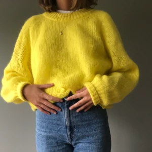 Oversized gul stickad tröja - Oversized gul stickad tjocktröja från weekday! Frakt tillkommer <3