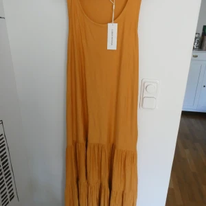 Långklänning Carin Wester - Senapsgul oanvänd långklänning från Carin Wester. Storlek M. Prislapp kvar. Köparen betalar frakten.