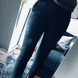 Kostymbyxa  - ▫️Svart kostymbyxa från Selected femme  ▫️Slimfit, Middle Rise, slits med dragkedja vid ankeln  ▫️Storlek: Small ▫️Material: 59% Bomull 38% polyester 3% elastan  ▫️Använda fåtal gånger ▫️Frakt 66 kr 