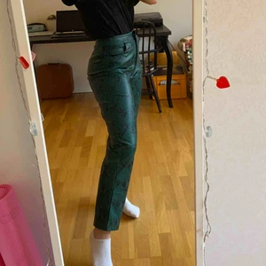  - Gröna snakeprint byxor från NA-KD!! Varit slutsålda sen de släpptes