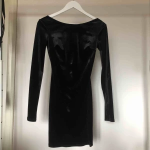  - Svartklänning i velvet från Nelly. Aldrig använd.