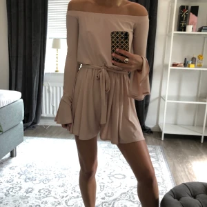 Ljusrosa jumpsuit ifrån Nelly - Jumpsuit som ser ut som en klänning i ljusrosa , super bekväm och fin!