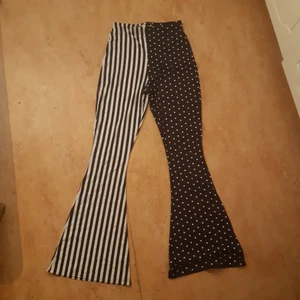 Unika byxor - Byxor med ränder på ena benet och prickar på det andra! Mjukt material. Fint skick. Märkta S men benen är långa. Priset är exklusive frakt, kan både mötas upp i Göteborg och skicka! Obs, katt finns i hemmet!